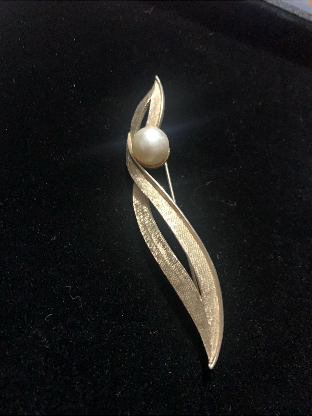 Vintage Coro MCM Gold-Tone Textured Leaf Ribbon Brooch with Ivory Pearl Accent